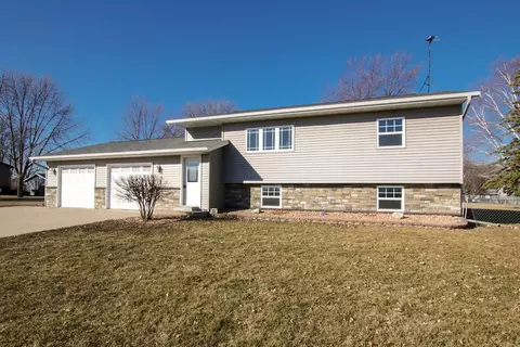 550 School Rd SW, Hutchinson, MN 55350