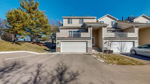 911 Santa Vera Dr, Chanhassen, MN 55317