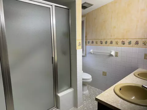 Bath - 730 N Park Pl, Saint Cloud, MN 56301 photo 5 of 6