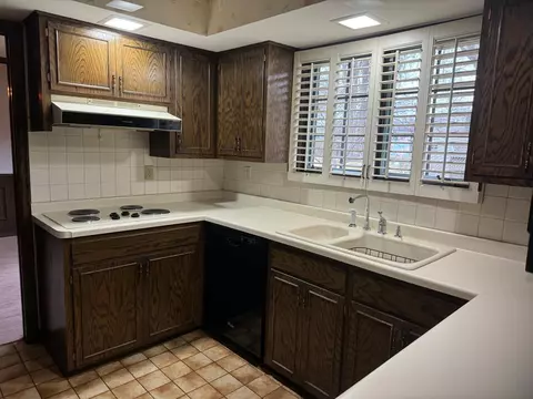 Kitchen - 730 N Park Pl, Saint Cloud, MN 56301 photo 2 of 4
