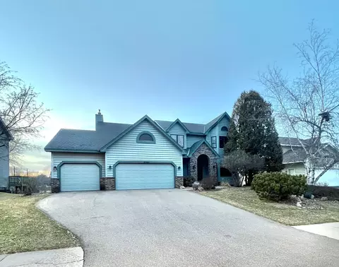 8360 W Lake Dr, Chanhassen, MN 55317