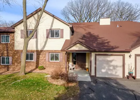 1055 Greenhaven Dr, Vadnais Heights, MN 55127