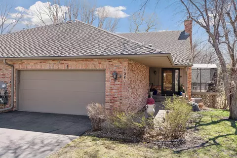 1132 Hollybrook Dr, Wayzata, MN 55391