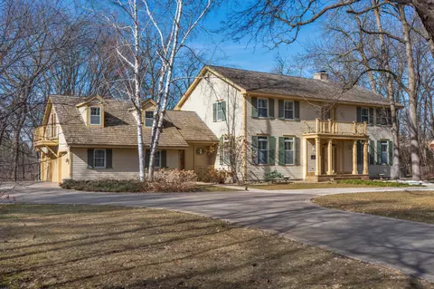 9 Evergreen Rd, North Oaks, MN 55127