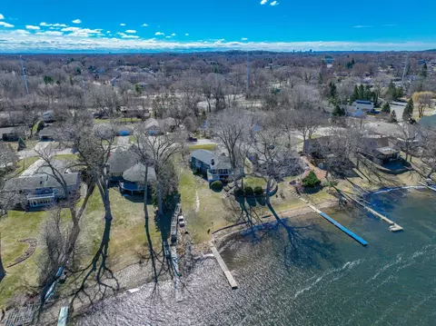 639 Heinel Dr, Roseville, MN 55113