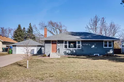 1725 Stanbridge Ave, Roseville, MN 55113