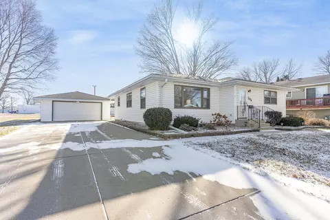 705 E Circle Dr, Montgomery, MN 56069
