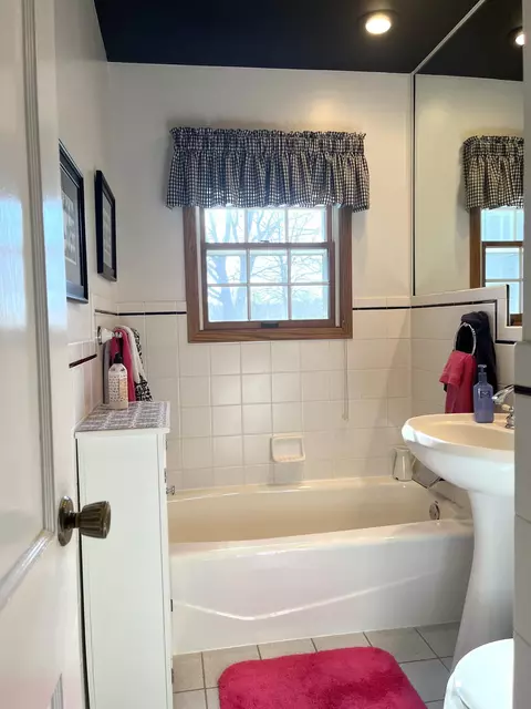 Bath - 1187 River Rd, Windom, MN 56101 photo 2 of 6