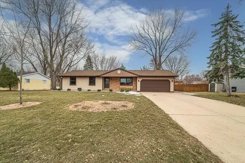 2564 Hauer Trl, Shakopee, MN 55379