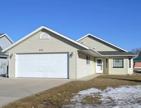 914 Alice Dr, Thief River Falls, MN 56701