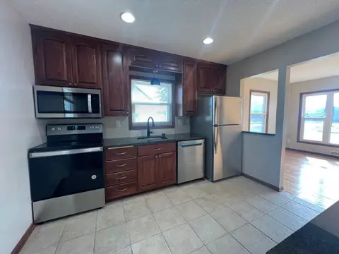 999 Grandview Ave W, Roseville, MN 55113