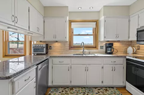 Kitchen - 736 Caribou Ln, Eagan, MN 55123 photo 3 of 3
