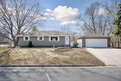 906 Paul Pkwy, Blaine, MN 55434