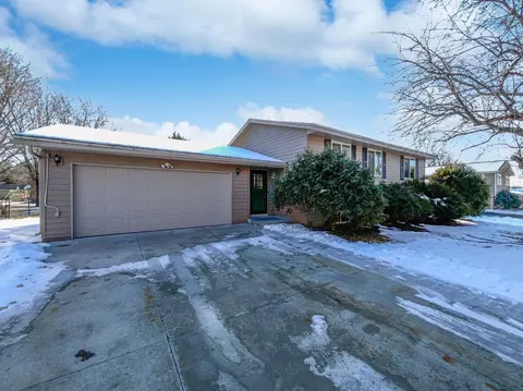 1053 Shawmut St S, Shakopee, MN 55379
