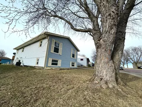 Exterior - 547 River Bluff Dr, Windom, MN 56101 photo 2 of 4