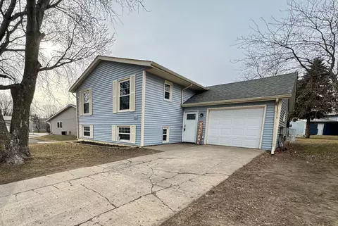 547 River Bluff Dr, Windom, MN 56101