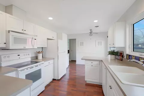 Kitchen - 7 Botsford Cir, Faribault, MN 55021 photo 5 of 5