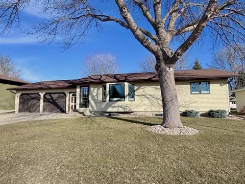 701 Viking Dr, Marshall, MN 56258