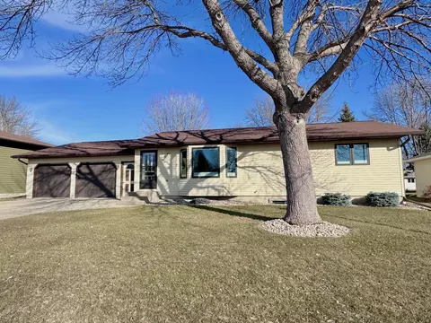 701 Viking Dr, Marshall, MN 56258