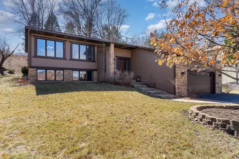 131 Carriage Ln, Burnsville, MN 55306