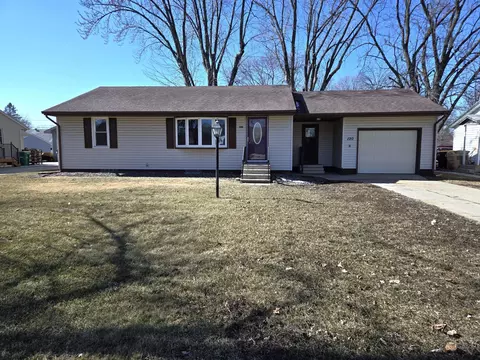 120 S Elm St, Belle Plaine, MN 56011