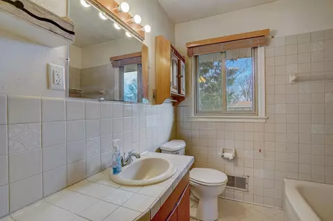 Bath - 5919 Upton Ave N, Brooklyn Center, MN 55430 photo 1 of 2