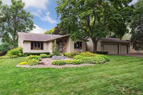 1058 Avanti Dr, Mendota Heights, MN 55118