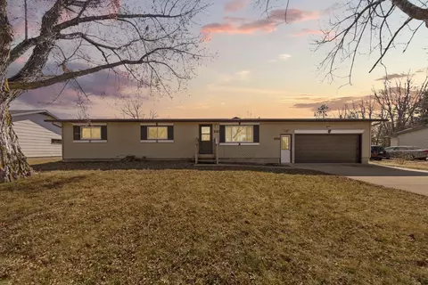 821 9th Ave NW, Waseca, MN 56093