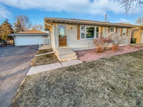 2031 Shale Ln, Eagan, MN 55122