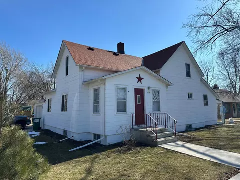 1328 Armstrong Ave N, Glencoe, MN 55336