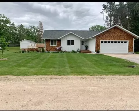 744 Lenmark Ln, Badger, MN 56714