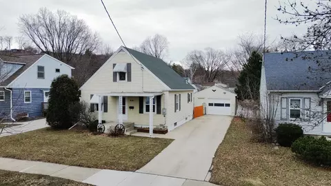 910 15th Ave NE, Rochester, MN 55906
