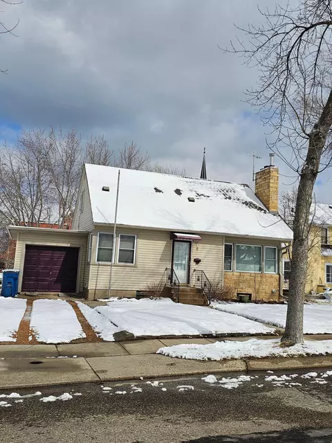 8 W 2nd St, Waconia, MN 55387