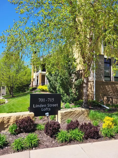 715 Linden St #209, Mendota Heights, MN 55118