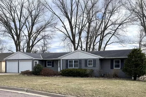 527 19th St, Windom, MN 56101
