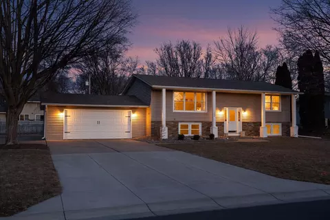1504 Rainbow Ave, Maple Plain, MN 55359