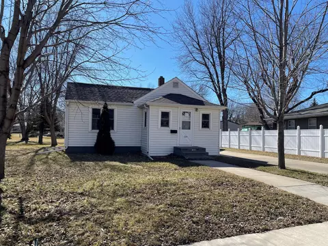614 W James Ave W, Marshall, MN 56258