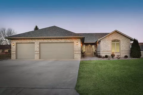 1130 Clover Ln SE, Owatonna, MN 55060