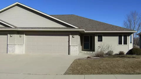 2317 Pinestar Ln SE, Rochester, MN 55904