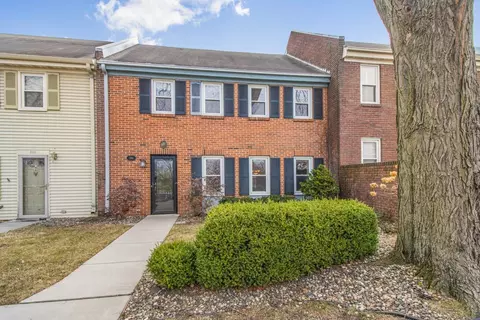 588 Maple Park Dr, Mendota Heights, MN 55118