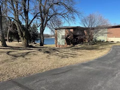 808 Lake Chapeau Dr #105, Albert Lea, MN 56007
