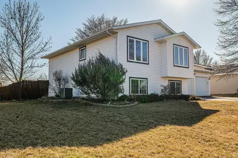 884 7th Ave NW, Hutchinson, MN 55350