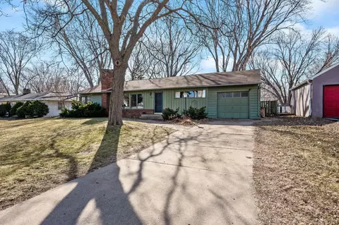 1186 Burke Ave W, Roseville, MN 55113