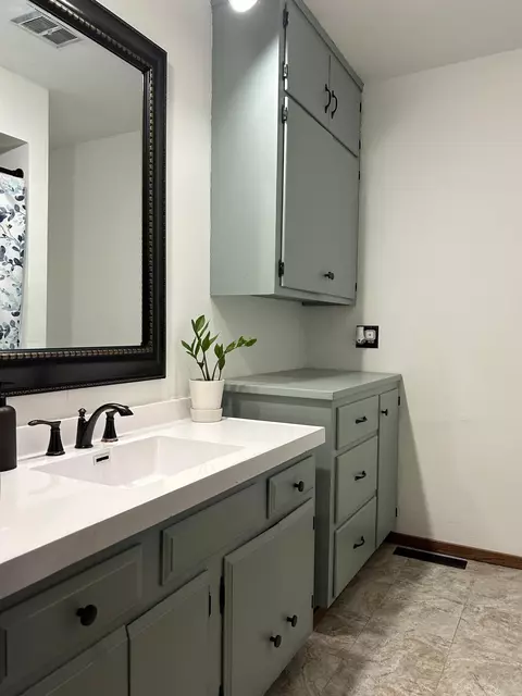 Bath - 105 1st Ave SE, Plainview, MN 55964 photo 3 of 5