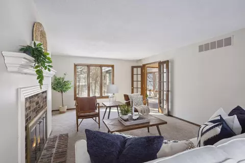 230 Woodridge Dr, Vadnais Heights, MN 55127
