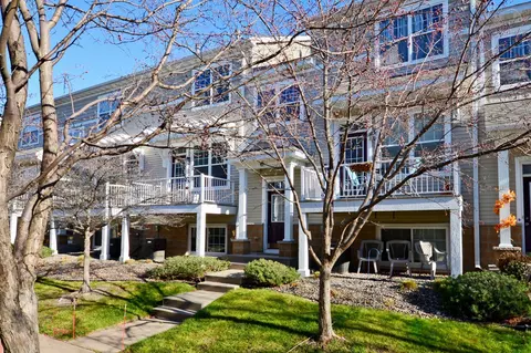 1683 Village Trl E #5, Maplewood, MN 55109