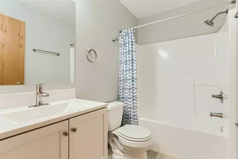 Bath - 1900 Ridgecrest Cir, Eagan, MN 55122 photo 6 of 7