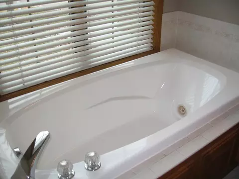 Bath - 1900 Ridgecrest Cir, Eagan, MN 55122 photo 4 of 7
