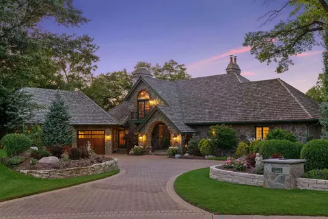10528 Parker Dr, Eden Prairie, MN 55347