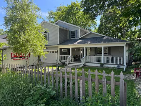 6890 Navajo Dr, Chanhassen, MN 55317